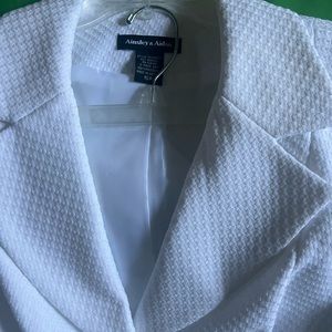 White Fully-lined, 3 quarter sleeve blazer!